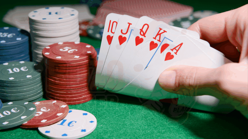 一張清晰的紅心皇家同花順手牌，背景為撲克和綠色賭桌