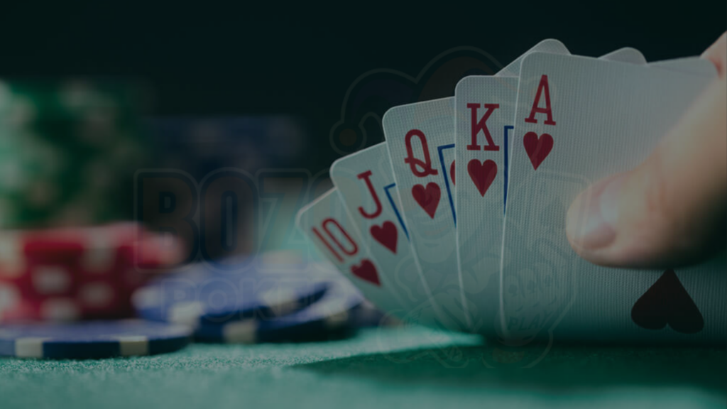 德州撲克玩家手持紅心大順子特寫，展示撲克牌組合與籌碼背景